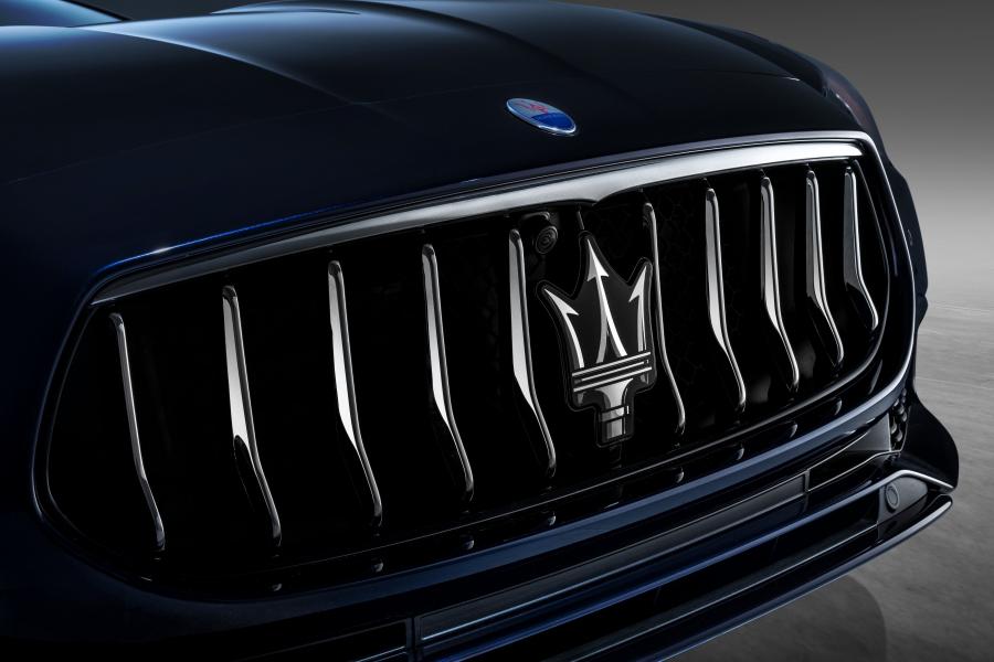 Логотип Maserati Quattroporte S Q4 GranLusso 2016 года  (фото 4 из 19)